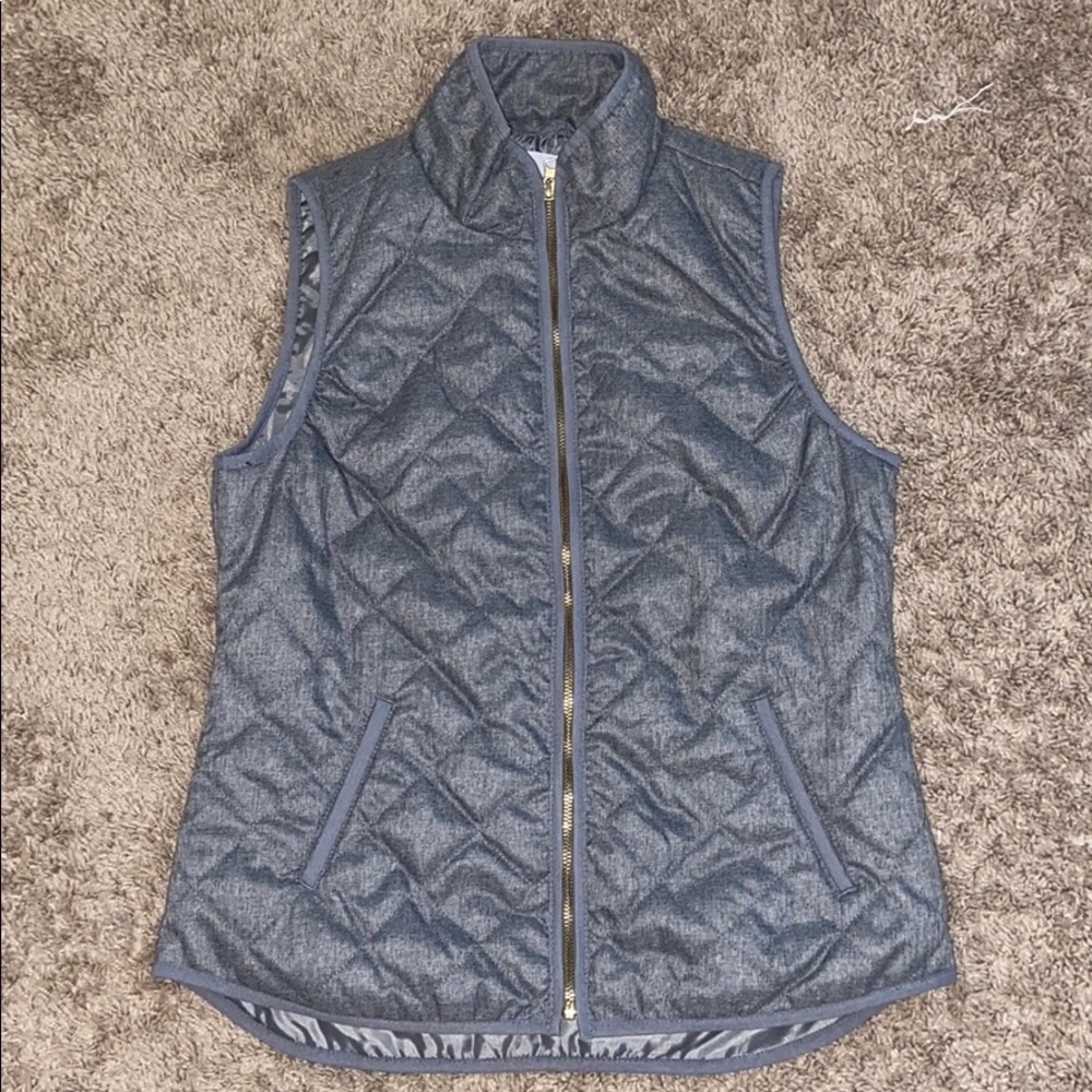 grey sleevless vest